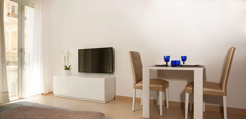 Urbanliving Fajardo Apartment Малага Екстериор снимка