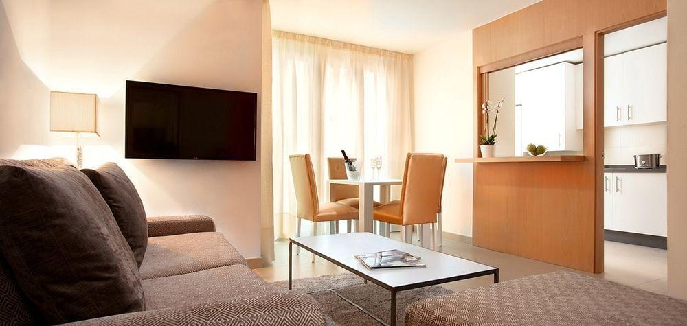 Urbanliving Fajardo Apartment Малага Екстериор снимка